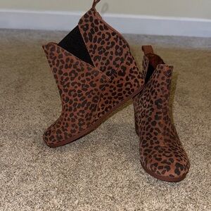 Toms Brown Leopard Ankle Booties Sz 9